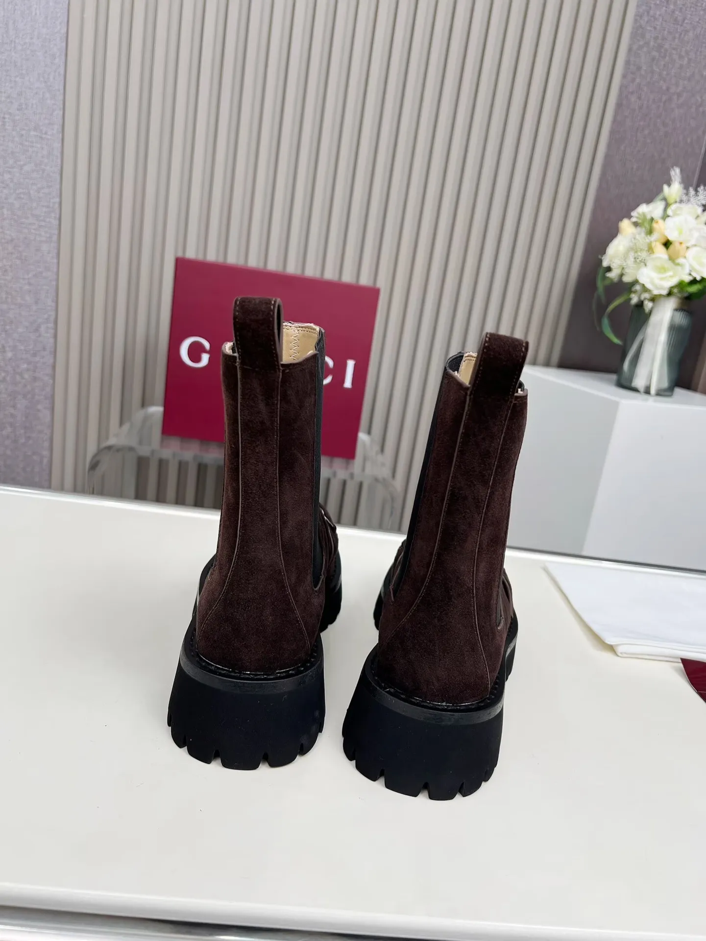 👟👟Ex-factory price 640👟👟 New version of Gucci GUCCI hot sale✅Ankle boots 🎉Very easy to match👍Elastic design on both sides [strong] Easy to put on and take off, especially retro British style, Gucci buckle decoration on the front💎LOGO✅ Fabric: imported cowhide 🐂High mercerized velvet, lining/foot: cow lining Color: black caramel color Brown 3 colors optional Number of yards: 35-42 {2 heads need to be customized} Heel height: 5cm Packing: Comes with card and cloth bag.